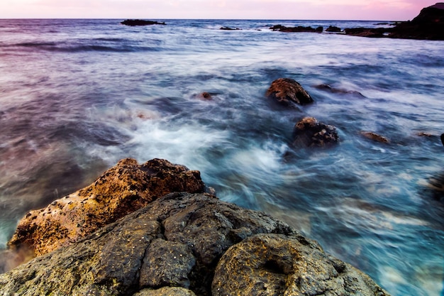 Foto de longa exposição da costa do mar em Tenerife