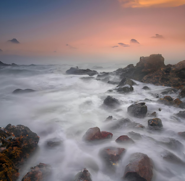 Foto de longa exposição de uma praia rochosa_ai_generated