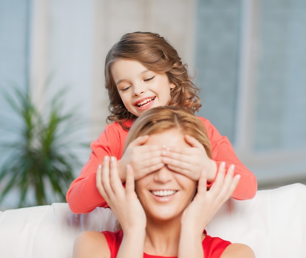 foto de mãe e filha brincando