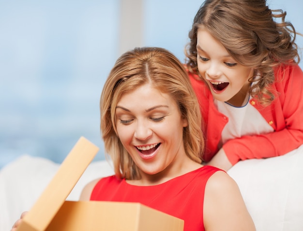 foto de mãe e filha com caixa