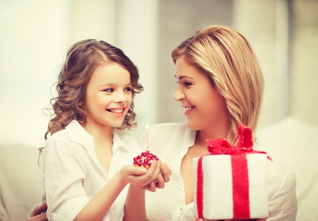 foto de mãe e filha com cupcake