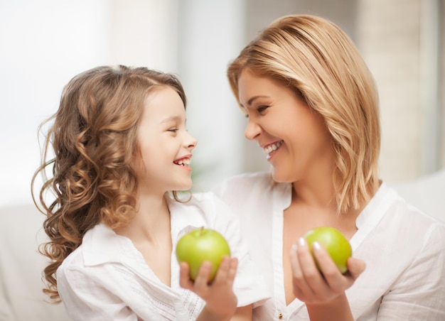 foto de mãe e filha com maçãs verdes
