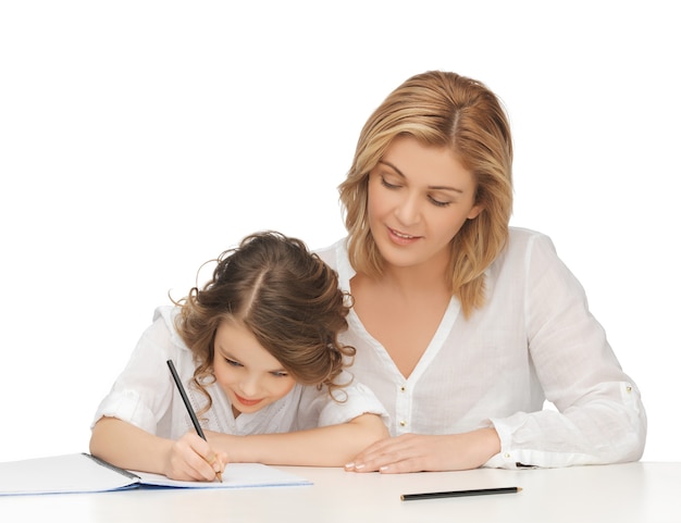 foto de mãe e filha fazendo trabalho de casa