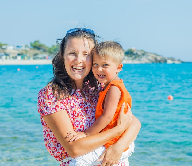 Foto de mãe e filho felizes na praia