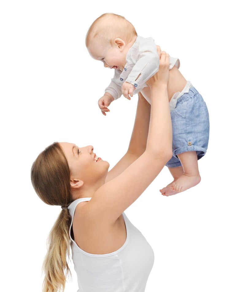Foto foto de mãe feliz com bebê adorável.