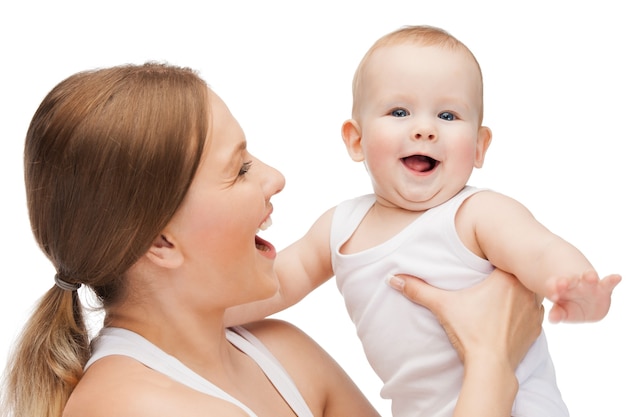 foto de mãe feliz com bebê adorável.