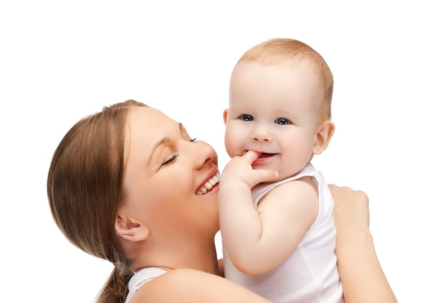 foto de mãe feliz com bebê adorável