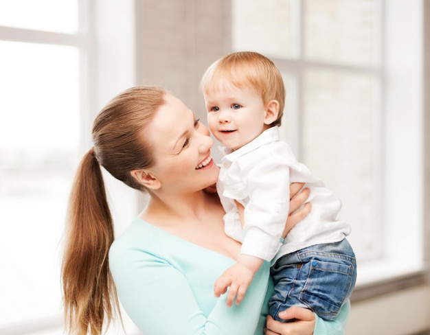 Foto de mãe feliz com bebê adorável