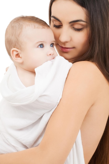 foto de mãe feliz com bebê adorável