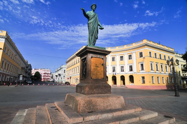 Foto foto de manhã da estátua do duque richelieu em odessa, ucrânia