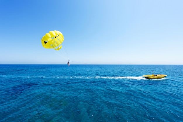 Foto de mar em protaras, ilha de Chipre com amarelo