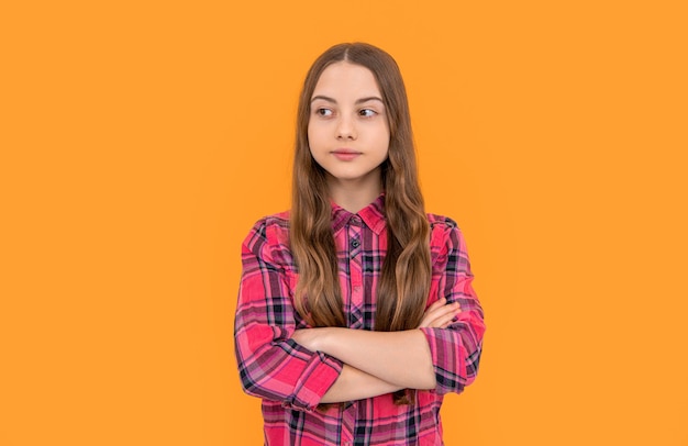 foto de menina adolescente com cabelos longos vestindo camisa xadrez menina adolescente isolada em amarelo menina adolescente no estúdio menina adolescente no fundo