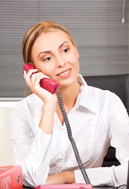 foto de menina adorável com telefone no escritório