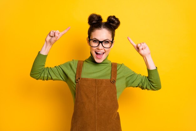 Foto de menina alegre positiva apontando o corte de cabelo recomendado cabeleireiro