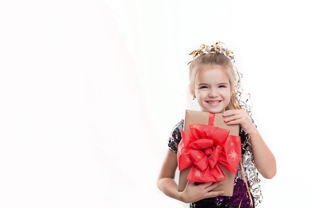 Foto de menina bonita com caixa de presente na parede branca