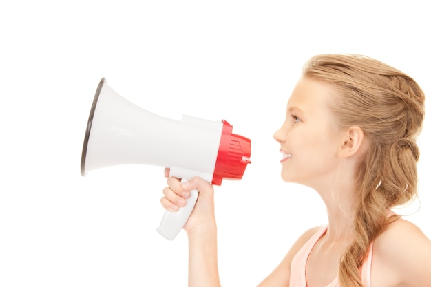 foto de menina com megafone sobre branco