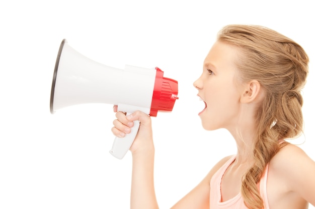 foto de menina com megafone sobre branco