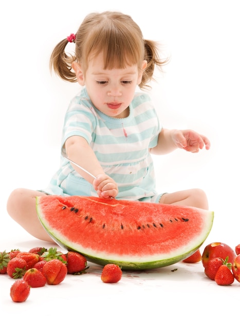 foto de menina com morango e melancia