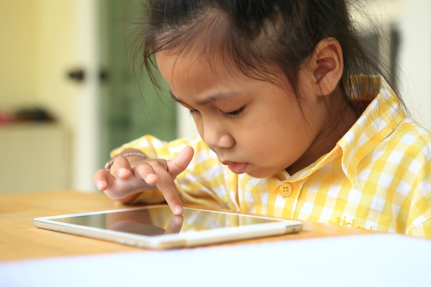 foto de menina feliz com tablet computador PC