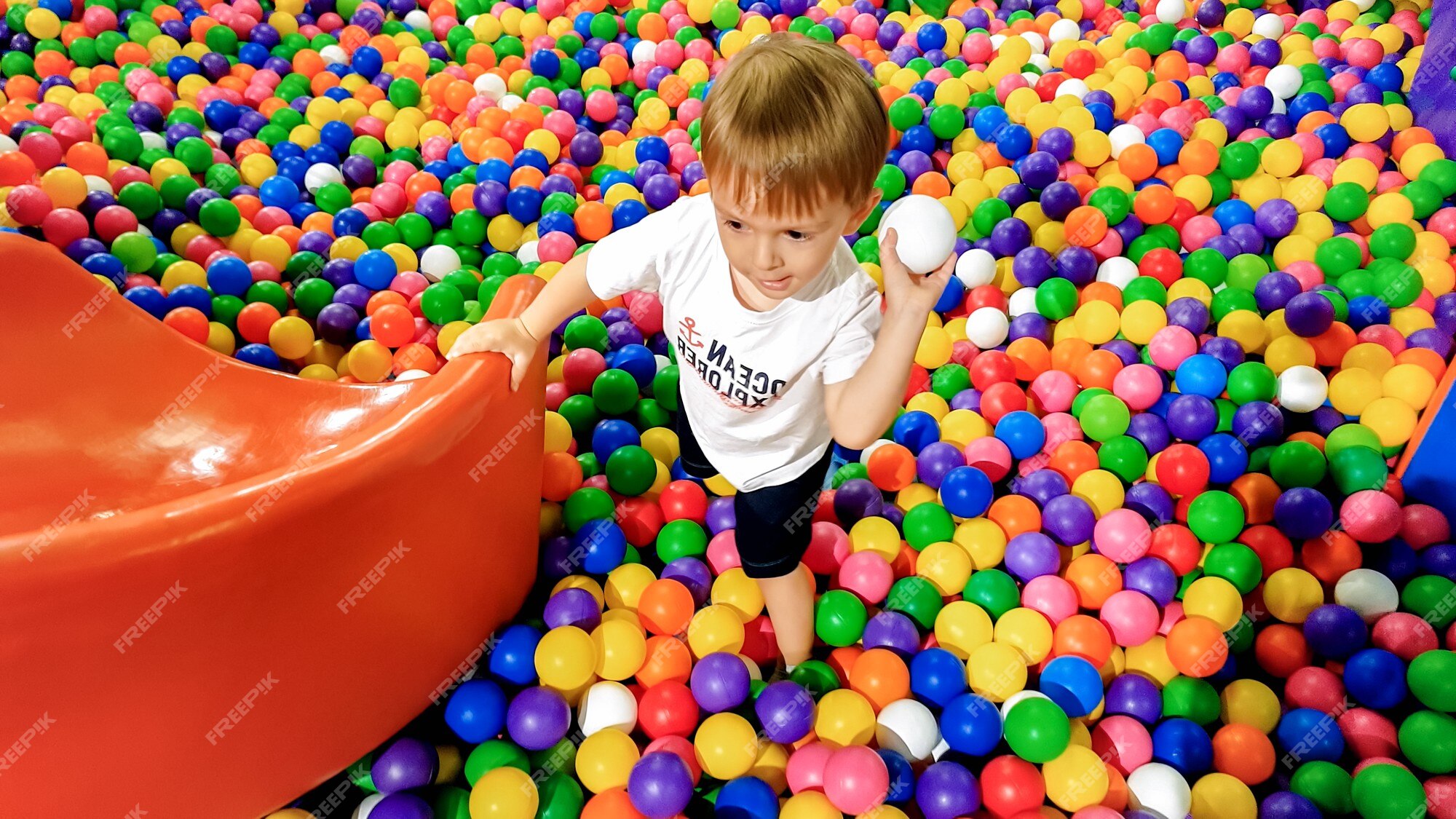 Crianças Felizes Jogando Bolas No Cesto De Plástico Imagem de Stock -  Imagem de infância, vermelho: 222205903