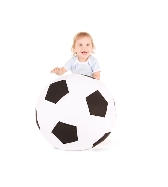 foto de menino com bola de futebol sobre branco