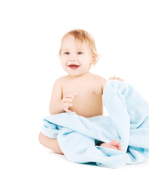 foto de menino com toalha azul sobre branco