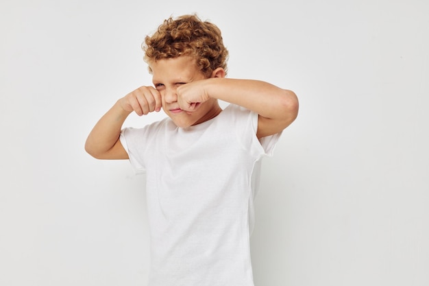 Foto de menino sorrindo em camiseta branca Estilo de vida inalterado