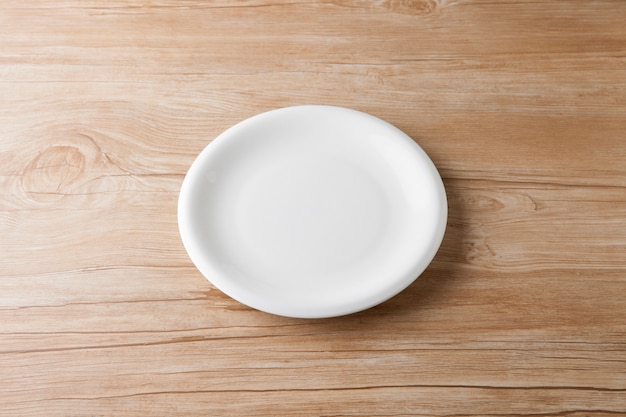 Foto de mesa com um prato branco vazio