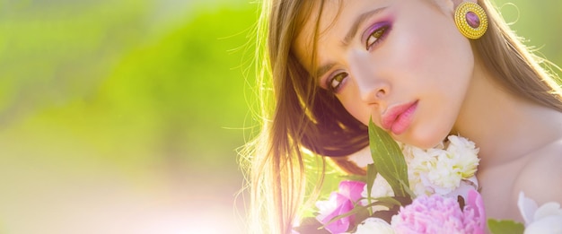Foto de moda ao ar livre de uma bela jovem em flores menina sensual no fundo da flor da primavera