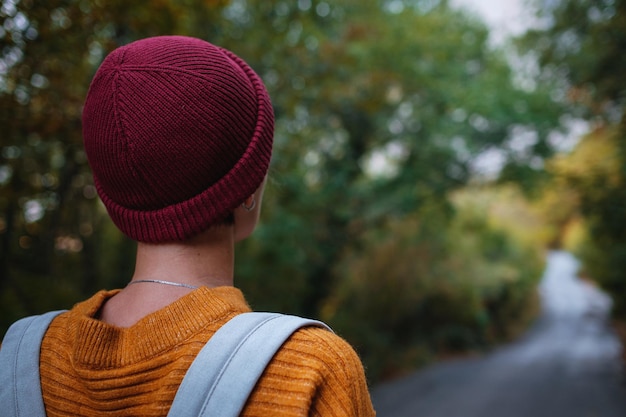 Foto de moda ao ar livre de uma jovem linda cercada pela floresta de outono nas montanhas