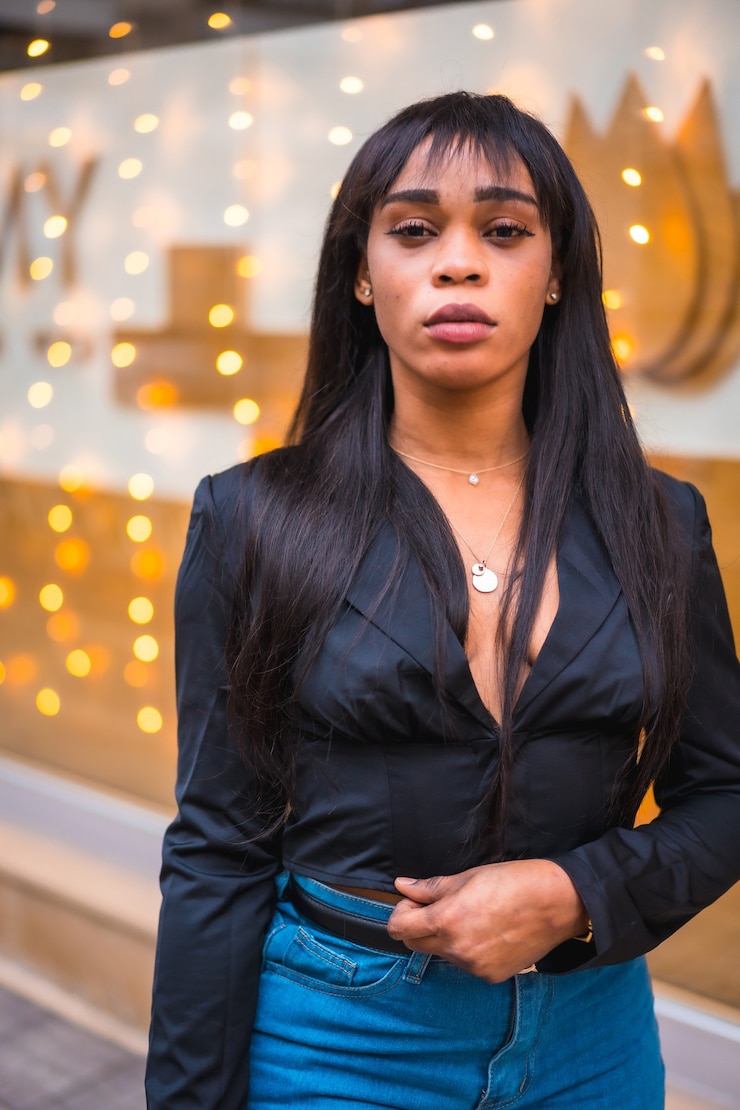Foto foto de moda com uma linda garota negra do grupo étnico africano. aproveitando as férias safadas na cidade