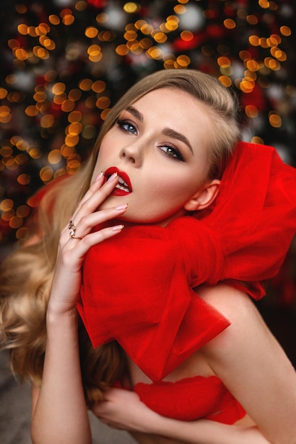 Foto de moda de mulher linda com maquiagem de cabelo loiro e lábios vermelhos