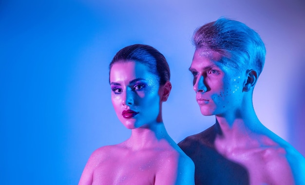 Foto de modelos masculinos e femininos no estúdio com filtros de cores Closeup de modelos em neon roxo e azul