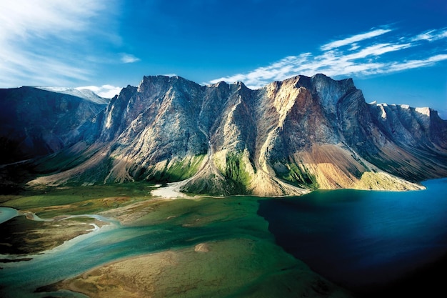 Foto de montanhas rochosas com lago verde