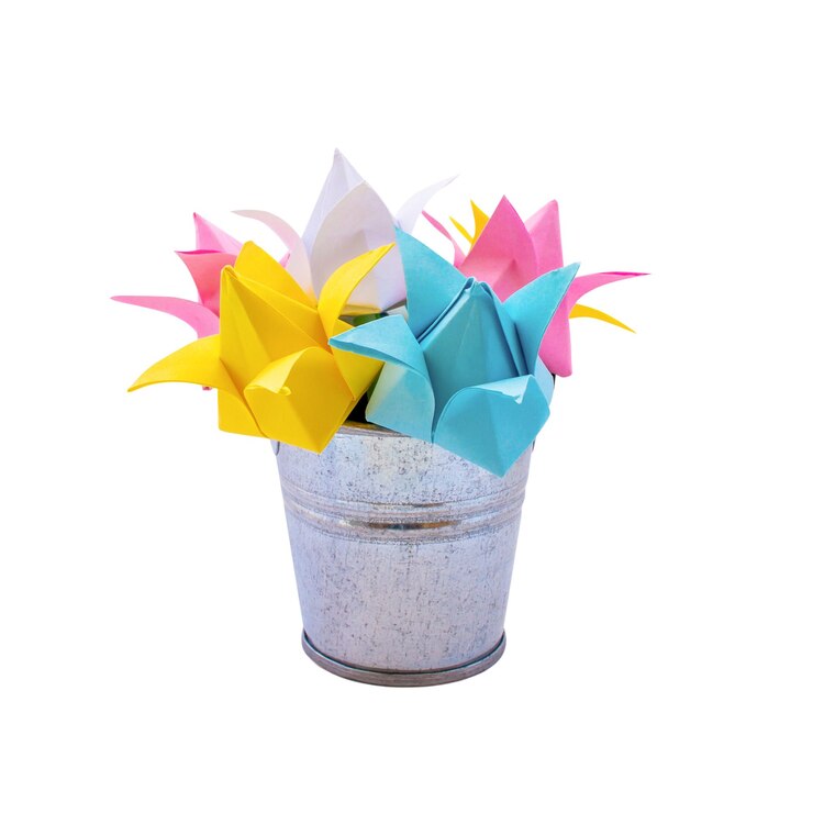 Foto foto de muitas flores de papel colorido no balde pequeno