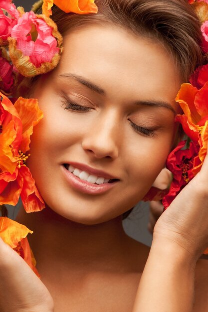 foto de mulher adorável com flores vermelhas