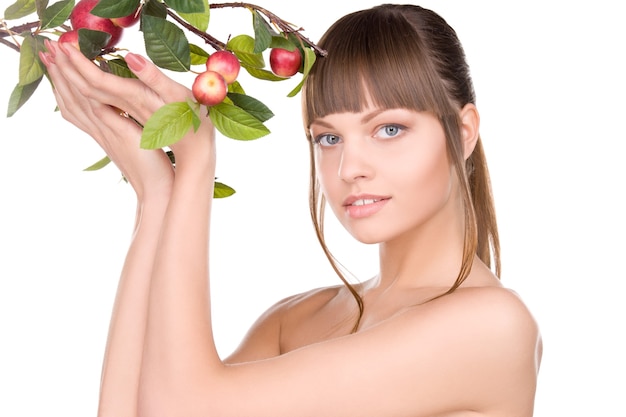 foto de mulher adorável com galho de maçã
