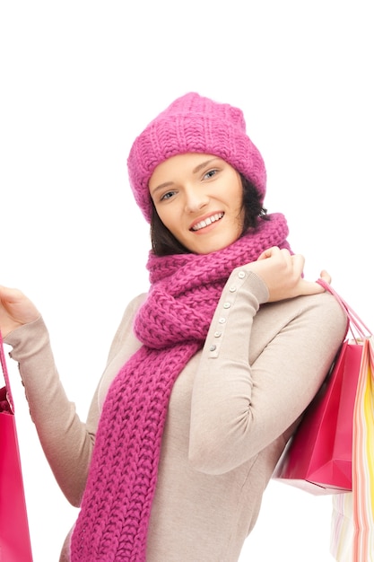 foto de mulher adorável com sacolas de compras