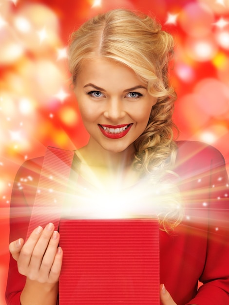 Foto foto de mulher adorável em vestido vermelho com caixa de presente aberta
