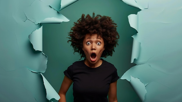 Foto de mulher afro surpreendida em camiseta preta suspirando de espanto olha com medo IA geradora