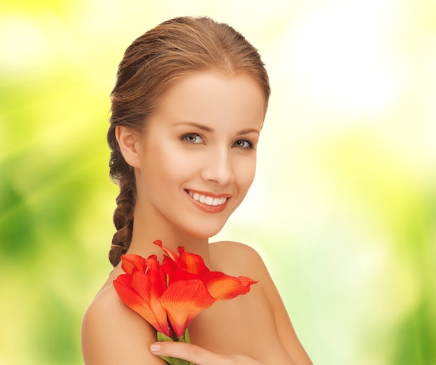 foto de mulher bonita com flor de lírio vermelho