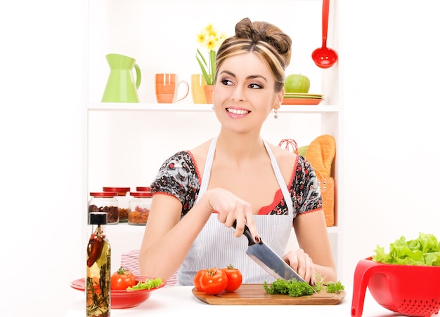 foto de mulher bonita na cozinha