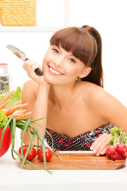 foto de mulher bonita na cozinha