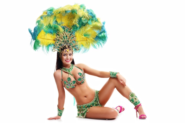 Foto de mulher brasileira posando em traje de samba em branco