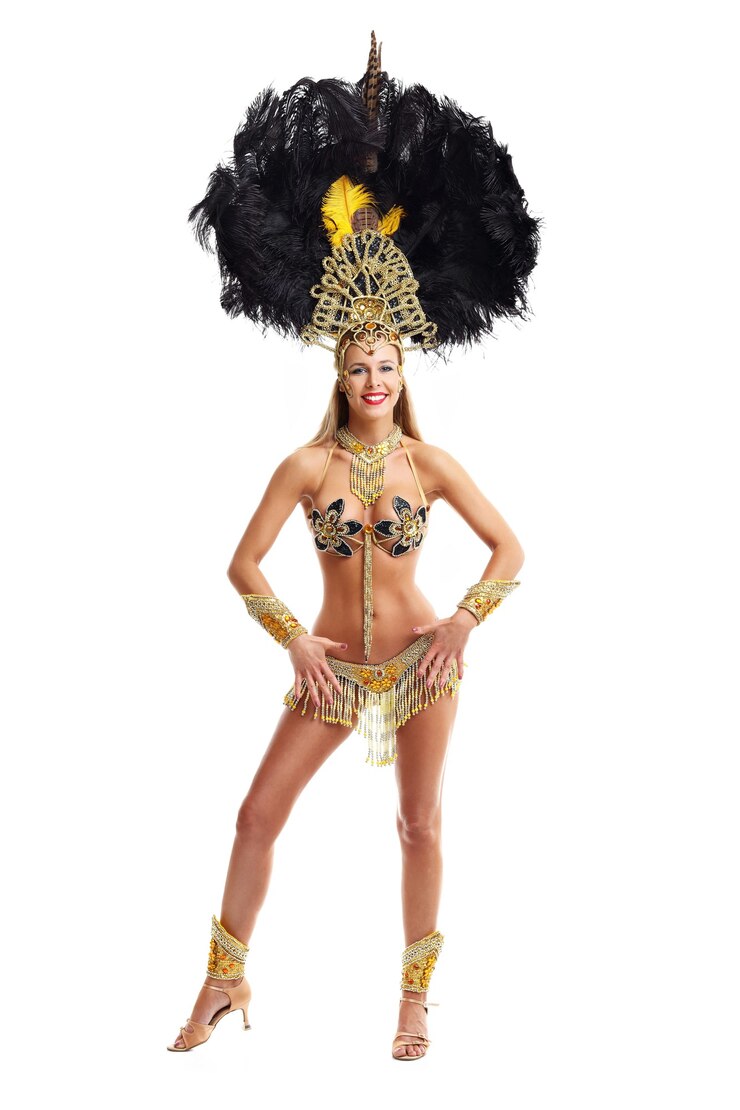 Foto foto de mulher brasileira posando em traje de samba em branco