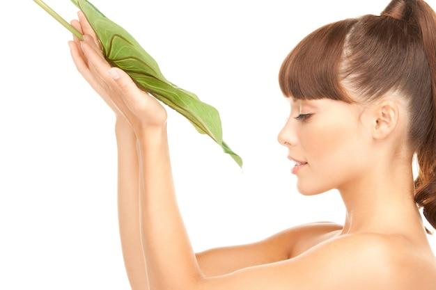 foto de mulher com folha verde sobre branco