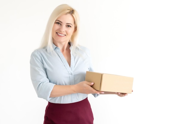 foto de mulher de negócios atraente entregando caixa de papelão