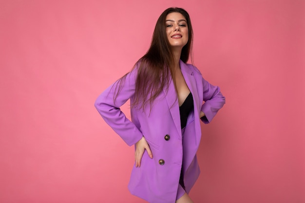 Foto de mulher de negócios jovem positiva vestindo terno roxo, isolado no fundo. Copie o espaço