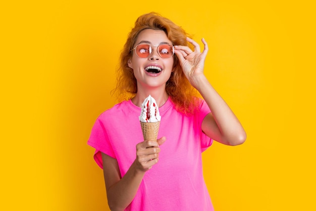 Foto de mulher de verão feliz com sorvete de casquinha mulher de verão com sorvete de casquinha