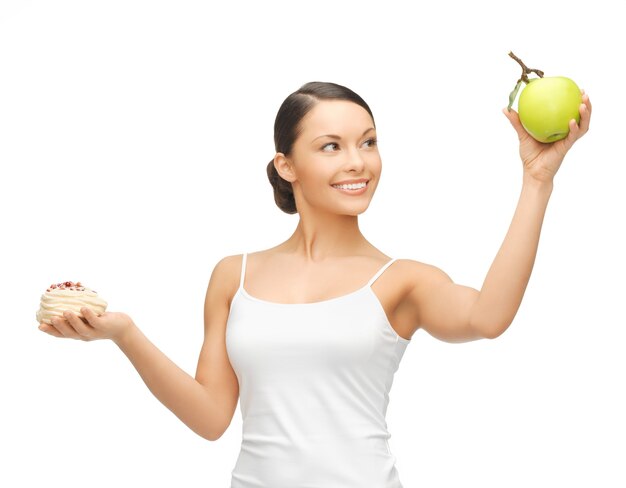 foto de mulher desportiva com maçã e bolo